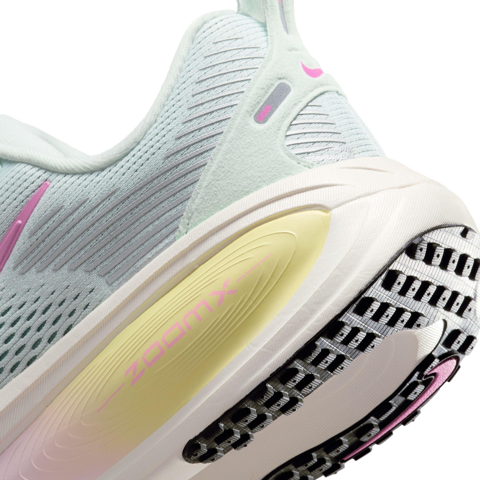 W NIKE VOMERO 18 image number null