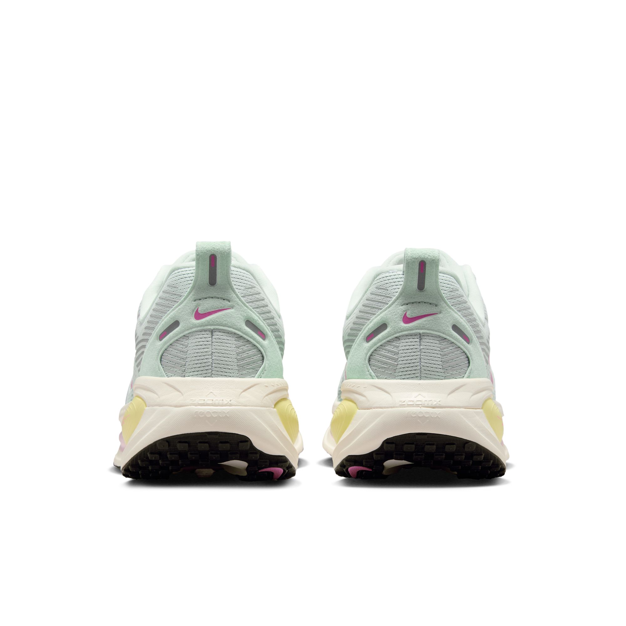 W NIKE VOMERO 18 image number null
