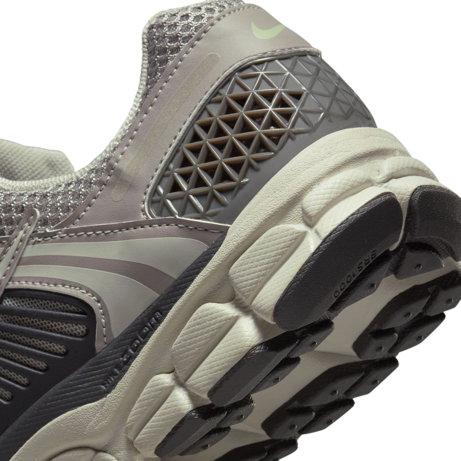 NIKE ZOOM VOMERO 5 image number null