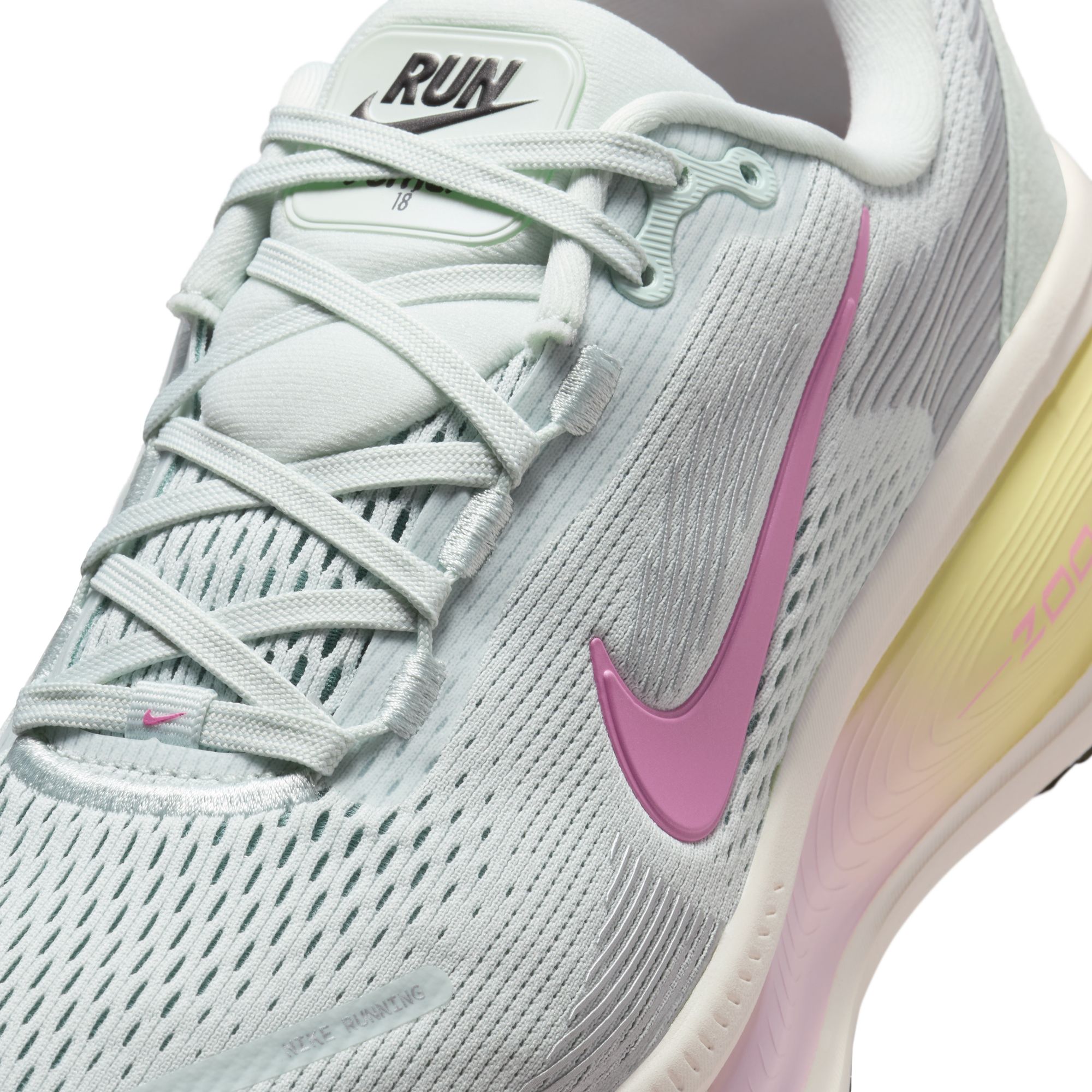 W NIKE VOMERO 18 image number null